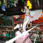 CHOLITAS LUCHADORAS CAUTIVAN AL PÚBLICO CRUCEÑO EN SU DEBUT EN EXPOCRUZ
