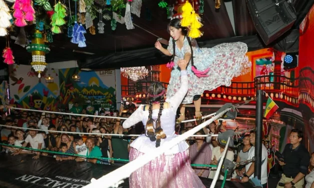 CHOLITAS LUCHADORAS CAUTIVAN AL PÚBLICO CRUCEÑO EN SU DEBUT EN EXPOCRUZ