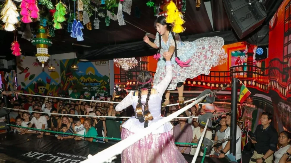 CHOLITAS LUCHADORAS CAUTIVAN AL PÚBLICO CRUCEÑO EN SU DEBUT EN EXPOCRUZ