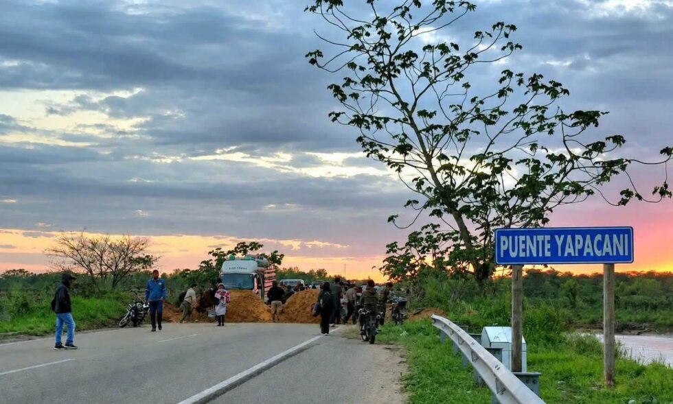 PRODUCTORES BLOQUEAN CUATRO RUTAS EN SANTA CRUZ Y EXIGEN ELIMINAR EL DS 5676