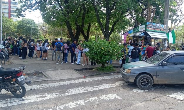 ESTUDIANTES DISFRUTARON DE UNA HORA DE RASPADILLOS GRATIS