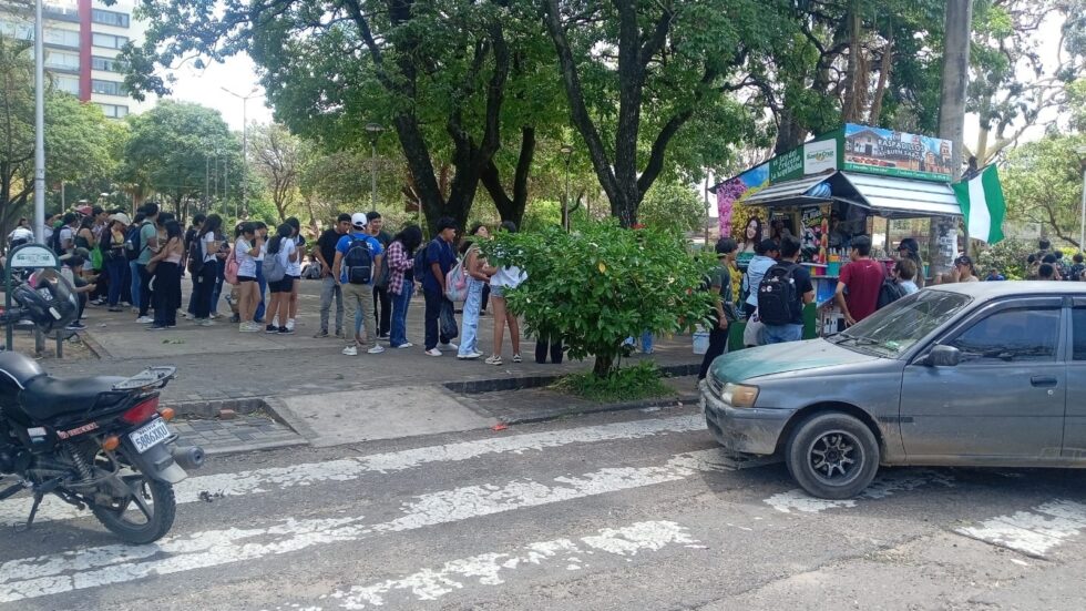 ESTUDIANTES DISFRUTARON DE UNA HORA DE RASPADILLOS GRATIS