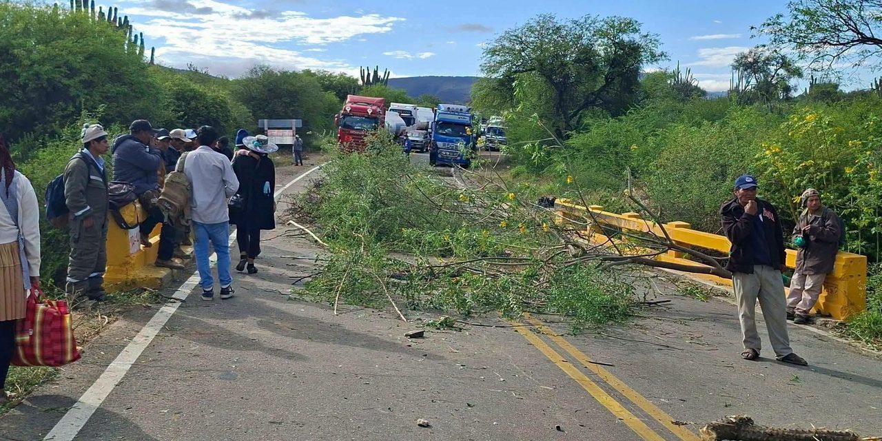 PRODUCTORES MANTIENEN BLOQUEO EN COMARAPA Y EXIGEN SOLUCIÓN AL ABASTECIMIENTO DE DIÉSEL