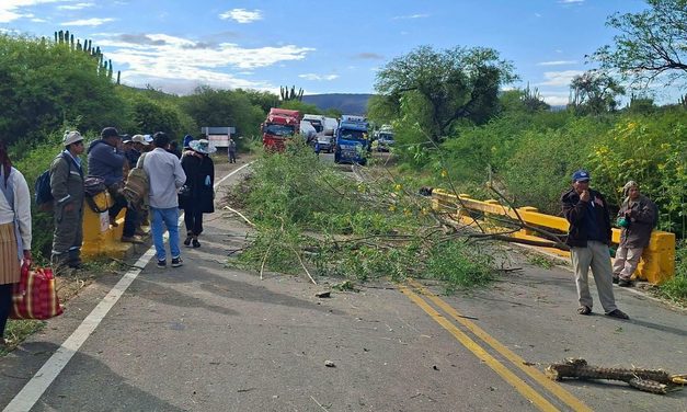 PRODUCTORES MANTIENEN BLOQUEO EN COMARAPA Y EXIGEN SOLUCIÓN AL ABASTECIMIENTO DE DIÉSEL
