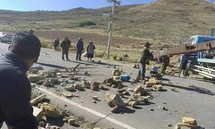 TRANSPORTISTAS Y VECINOS BLOQUEAN LA RUTA POTOSÍ-SUCRE POR ESCASEZ DE COMBUSTIBLE