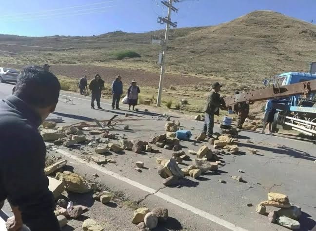 TRANSPORTISTAS Y VECINOS BLOQUEAN LA RUTA POTOSÍ-SUCRE POR ESCASEZ DE COMBUSTIBLE
