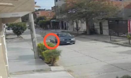 JOVEN ES ARRASTRADA POR UN VEHÍCULO AL INTENTAR EVITAR EL ROBO DE SU CELULAR