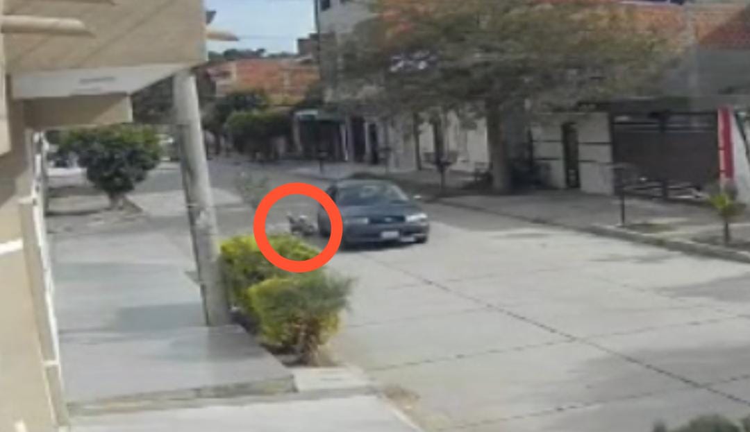 JOVEN ES ARRASTRADA POR UN VEHÍCULO AL INTENTAR EVITAR EL ROBO DE SU CELULAR