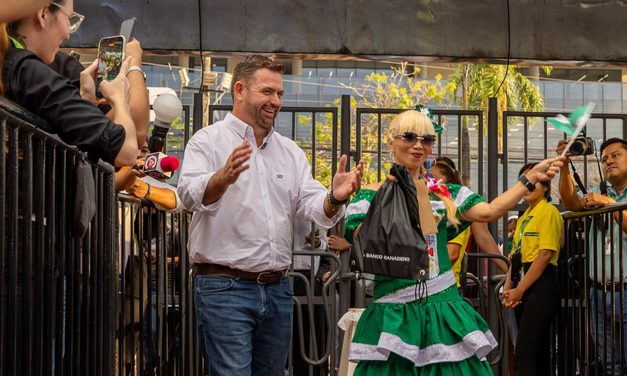 EXPOCRUZ YA ESTÁ EN MARCHA Y UNA VISITANTE FILIPINA MARCÓ EL PRIMER INGRESO