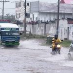 SANTA CRUZ AMANECE BAJO INTENSA LLUVIA: CALLES INUNDADAS Y MENOS MICROS