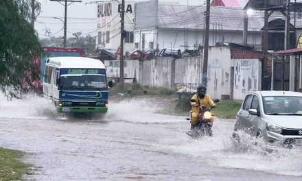 SANTA CRUZ AMANECE BAJO INTENSA LLUVIA: CALLES INUNDADAS Y MENOS MICROS