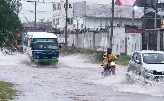 SANTA CRUZ AMANECE BAJO INTENSA LLUVIA: CALLES INUNDADAS Y MENOS MICROS
