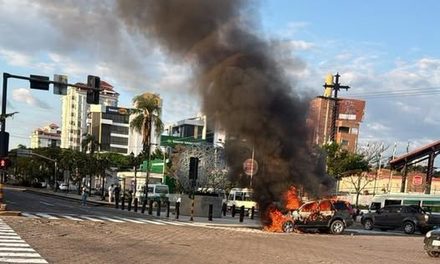 FUEGO CONSUME UNA VAGONETA EN INMEDIACIONES DEL CRISTO REDENTOR