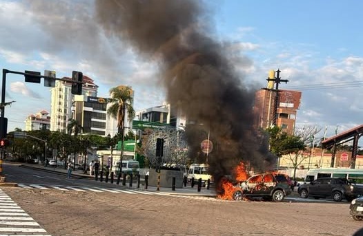 FUEGO CONSUME UNA VAGONETA EN INMEDIACIONES DEL CRISTO REDENTOR