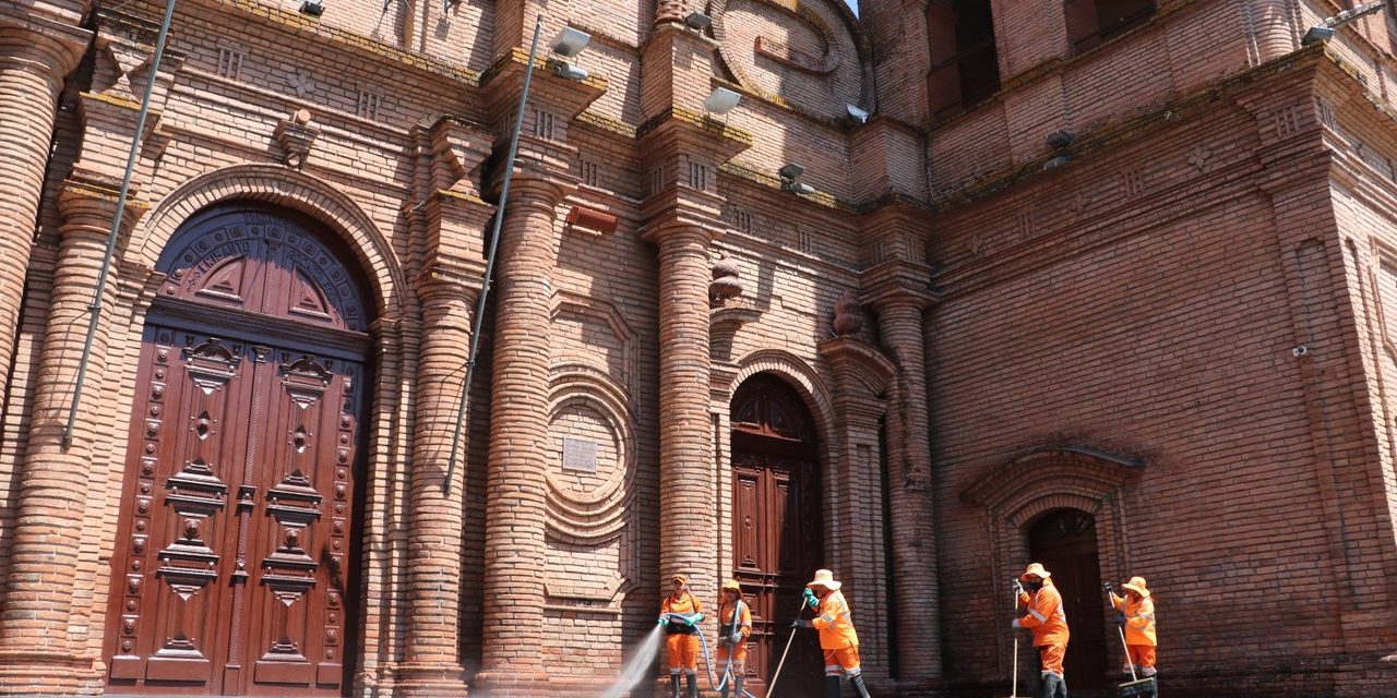 EMACRUZ REFUERZA LA LIMPIEZA EN EL CENTRO DE SANTA CRUZ POR EL MES ANIVERSARIO