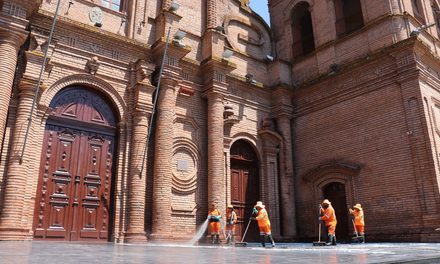 EMACRUZ REFUERZA LA LIMPIEZA EN EL CENTRO DE SANTA CRUZ POR EL MES ANIVERSARIO
