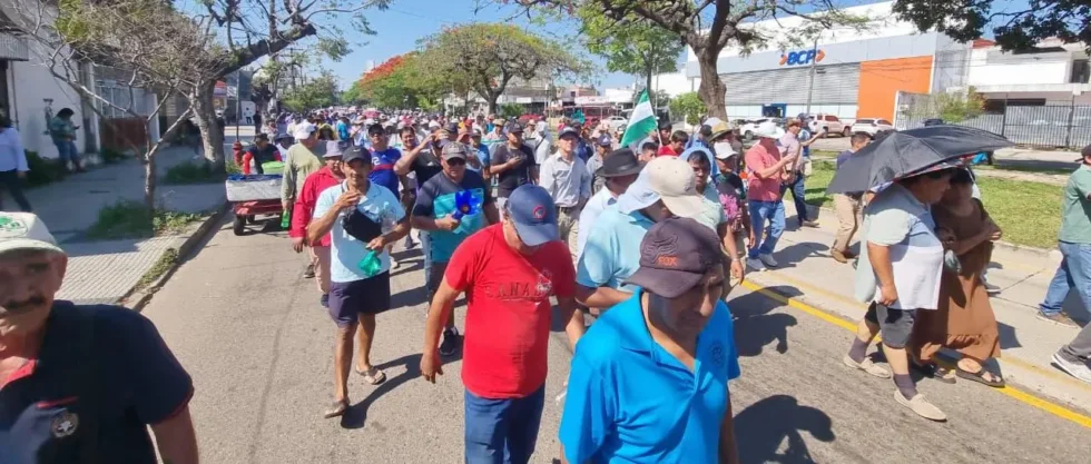TRANSPORTISTAS MARCHAN TRAS EL PARO Y EXIGEN AL CONCEJO UNA TARIFA TRANSITORIA DE BS 4
