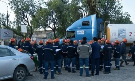 CISTERNEROS SE DECLARAN EN EMERGENCIA POR FALTA DE DIÉSEL Y LARGAS ESPERAS EN COCHABAMBA