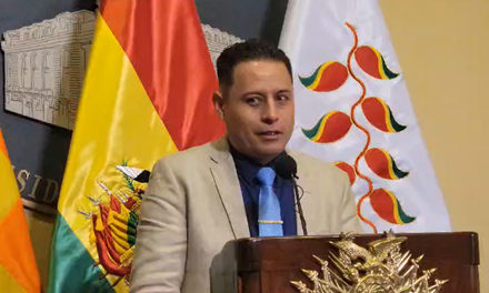 LARA PIDE A URIOS­TE REVELAR EL NOMBRE DEL EMPRESARIO QUE LE SOLICITÓ SU CV