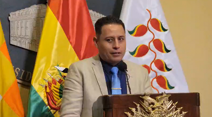 LARA PIDE A URIOS­TE REVELAR EL NOMBRE DEL EMPRESARIO QUE LE SOLICITÓ SU CV