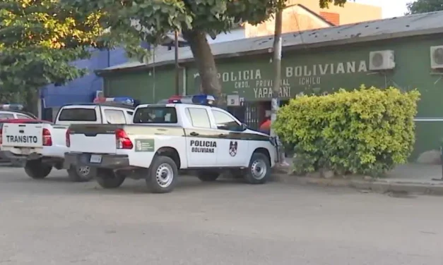 PERSECUCIÓN VECINAL TERMINA CON DOS APREHENDIDOS Y UN VEHÍCULO INCENDIADO EN YAPACANÍ