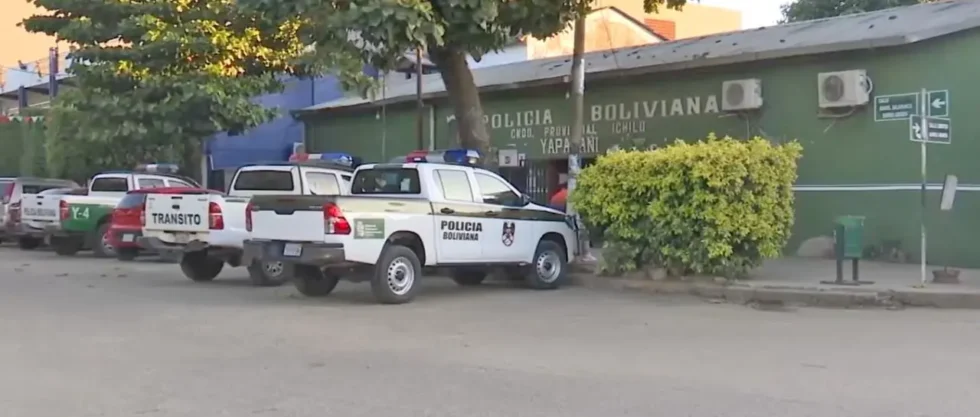PERSECUCIÓN VECINAL TERMINA CON DOS APREHENDIDOS Y UN VEHÍCULO INCENDIADO EN YAPACANÍ