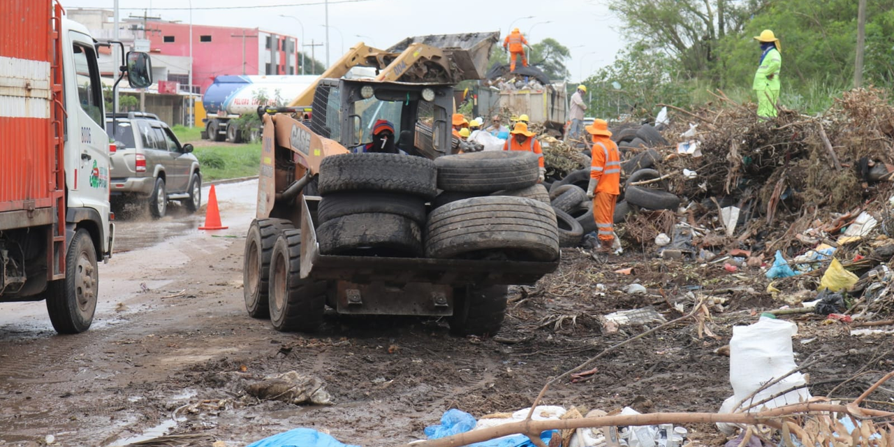 EMACRUZ RETIRA RESIDUOS ACUMULADOS EN EL SEXTO ANILLO Y AVENIDA MOSCÚ