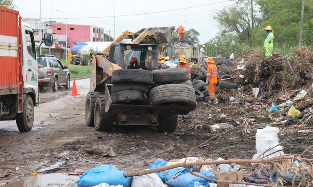 EMACRUZ RETIRA RESIDUOS ACUMULADOS EN EL SEXTO ANILLO Y AVENIDA MOSCÚ