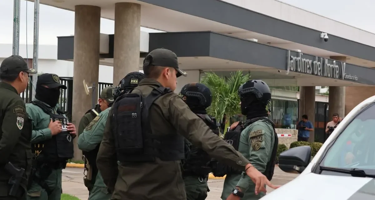 FISCALÍA SECUESTRA DINERO, DOCUMENTOS, VEHÍCULOS Y UN ARMA EN CASAS DE MARIACA Y ZEBALLOS