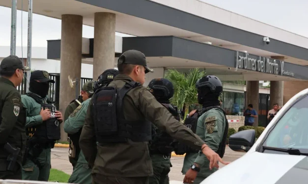 FISCALÍA SECUESTRA DINERO, DOCUMENTOS, VEHÍCULOS Y UN ARMA EN CASAS DE MARIACA Y ZEBALLOS